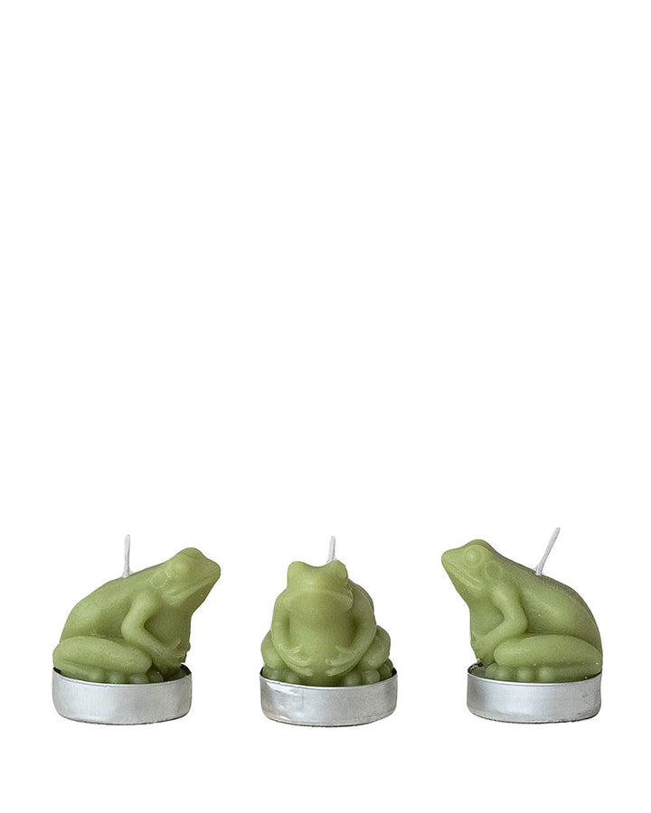 Three green frog-shaped tea lights in silver metal cups